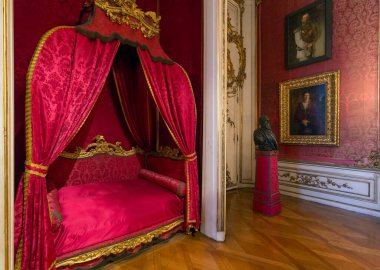 POTSDAM, GERMANY - 26 Aralık 2014: Potsdam 'daki Sanssouci kraliyet parkının batı tarafında bulunan New Palace' daki antika saat.