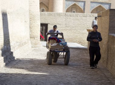 KHIVA, UZBEKISTAN - 21 Mart 2012 'de Özbekistan' ın başkenti Khiva 'da kimliği belirsiz kişiler mal satıyor. Xorazm Eyaleti 'nde yaklaşık 50.000 kişilik bir şehir..