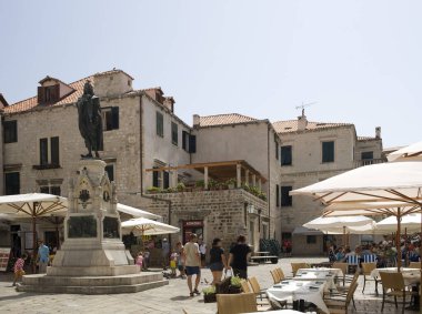 DUBROVNIK CROATIA - 16 AĞUSTOS 2008: Dubrovnik şehir merkezi, Akdeniz 'in en önemli turizm merkezlerinden biridir.