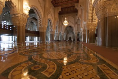 CASABLANCA, MOROCCO - 31 Ekim 2008 'de Casablanca' da Hasan II camiinin içi. Beyaz cami dünyanın en büyük camilerinden biri ve Fas 'taki tek gayrimüslim camii.