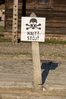 OSWIECIM, POLAND - 22 Ekim 2012 'de Polonya' nın Oswiecim kentinde eski bir Nazi imha kampı olan Auschwitz I 'deki durak masası. Avrupa 'daki en büyük Nazi toplama kampıydı..