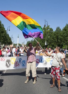 BUDAPEST, HUNGARY - 10 Temmuz 2010 'da Budapeşte, Macaristan' da LGBT (lezbiyen, gey, biseksüel ve transseksüel) haklarını desteklemek için düzenlenen Budapeşte Gay Onur Yürüyüşüne kimliği belirsiz kişiler katıldı.