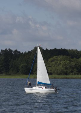 Gizycko, Polonya - 13 Temmuz 2012: Gizycko, Masuria, Polonya 'daki gölde yelkenli.