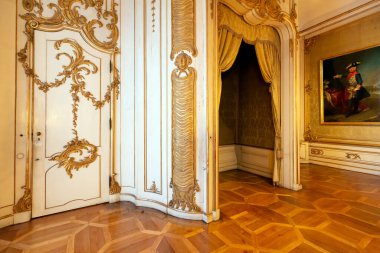 POTSDAM, GERMANY - 26 Aralık 2014: Potsdam 'daki Sanssouci kraliyet parkının batı tarafında bulunan New Palace' daki antika saat.