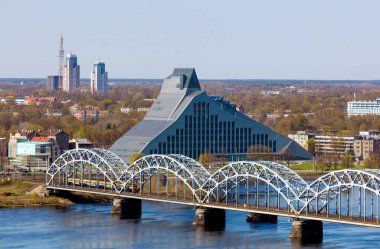 Riga, Letonya - 29 Nisan 2016: Letonya 'nın başkenti Riga' daki Ulusal Kütüphane binası. Riga, Baltık devletlerinin en büyük şehri ve Letonya nüfusunun üçte birine ev sahipliği yapmaktadır.