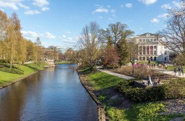 Riga, Letonya - 30 Nisan 2016: Letonya Ulusal Opera Binası Riga, Letonya. Ulusal Opera Binası 1863 yılında St. Petersburg mimarı Ludwig Bohnstedt tarafından inşa edilmiştir..