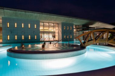 EGERSZALOK, HUNGARY - 17 Ağustos 2010: Egerszalok 'taki Saliris Resort ve Spa Sağlık Oteli Havuzu.