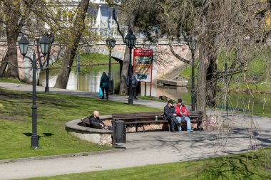 Riga, Letonya - 29 Nisan 2016: Letonya 'nın başkenti Riga' daki Central Park 'taki insanlar. Riga, Baltık devletlerinin en büyük şehri ve Letonya nüfusunun üçte birine ev sahipliği yapmaktadır.