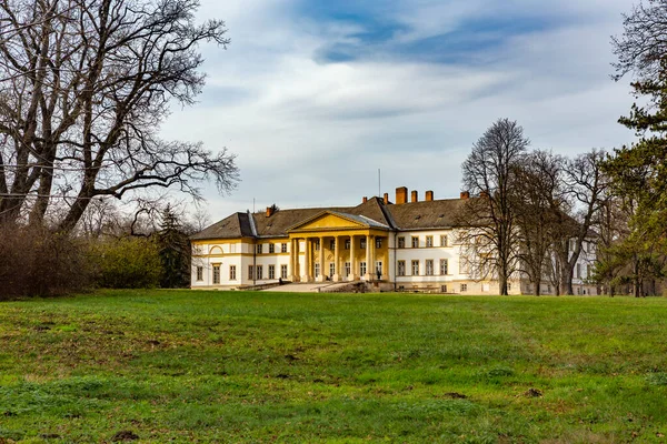 Parktaki eski şato.