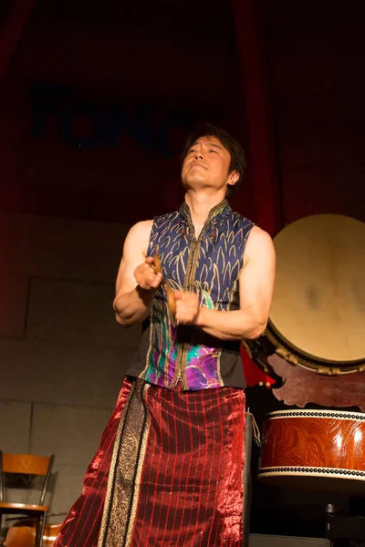 Kimliği belirsiz insanlar Japon tarzında tiyatro sahnelerinde oynuyorlar.