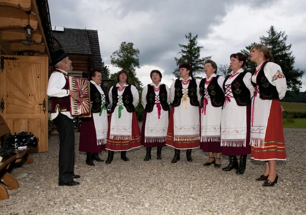 Beskides Lengyelország Július Hagyományosan Öltözött Folklórcsoport Debütál Egy Agroturisztikai Központban — Stock Fotó