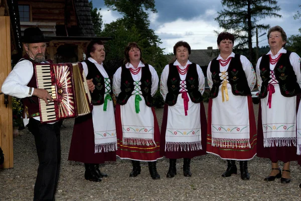 Beskides Polsko Června Tradičně Oblečená Folklórní Skupina Debutuje Agroturistickém Centru — Stock fotografie