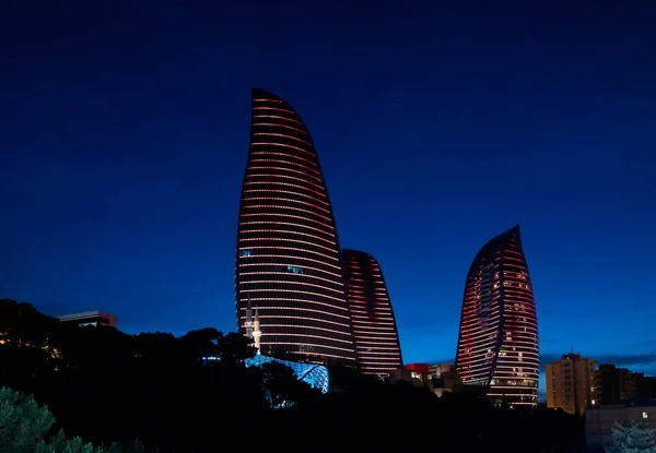 アゼルバイジャンのバクー 2019年5月7日 夜のバクーのシンボルであるフレイムタワーのカラフルなライト — ストック写真