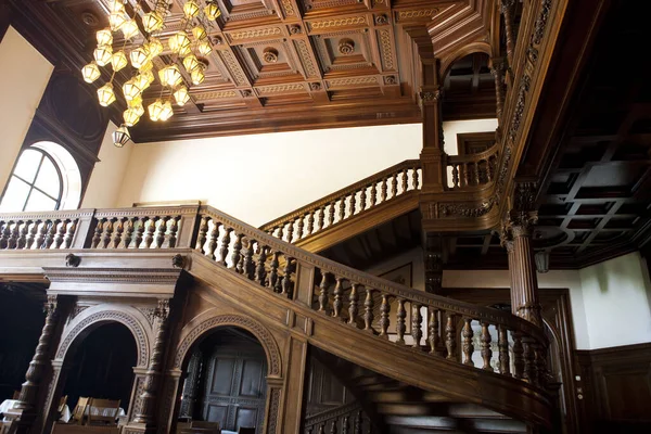 Eski otelin güzel iç mekanı.