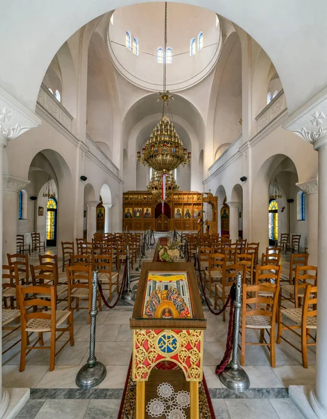 Durres, Arnavutluk - 2 Haziran 2018: Saint Pavel Ortodoks Kilisesi ve Saint Ast Durres. Katedral, şehir merkezinde, rıhtımın yanında yer almaktadır..