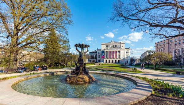 Riga, Letonya - 30 Nisan 2016: Letonya Ulusal Opera Binası Riga, Letonya. Ulusal Opera Binası 1863 yılında St. Petersburg mimarı Ludwig Bohnstedt tarafından inşa edilmiştir..