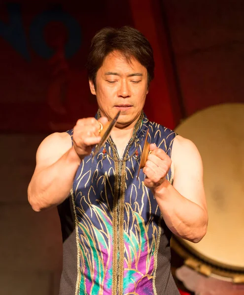 Kimliği belirsiz insanlar Japon tarzında tiyatro sahnelerinde oynuyorlar.