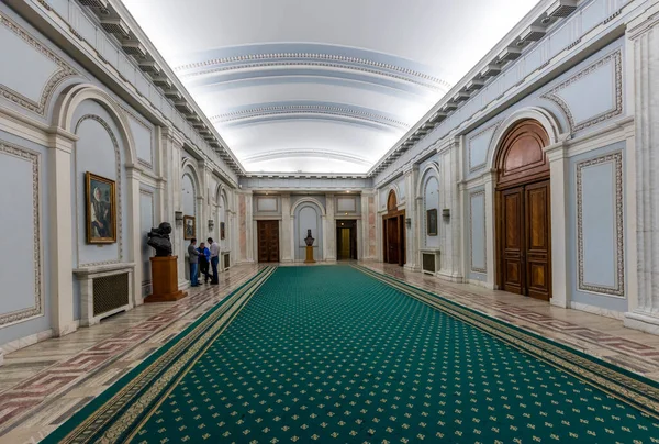 罗马尼亚布加勒斯特 2017年5月2日 仅次于五角大楼的世界第二大政府大楼国会宫 House Parliament House People 的内部 — 图库照片