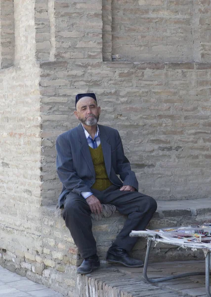 BÜKHARA, UZBEKISTAN - 20 Mart 2012 'de Buhara' da kimliği belirsiz kişiler şehri ziyaret ediyor. Buhara, UNESCO Dünya Mirasının bir parçası.