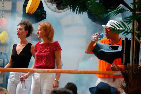 BUDAPEST, HUNGARY - 8 Ağustos 2004 'te Macaristan' ın Budapeşte kentinde düzenlenen Budapeşte Sokak Festivali katılımcıları.                     