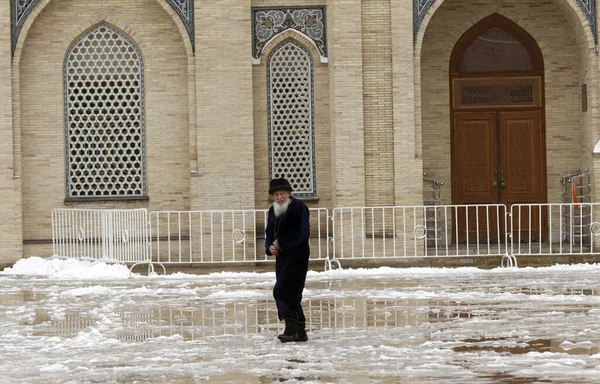 Hombre Mayor Calle Ciudad Invierno Uzbekistán —  Fotos de Stock