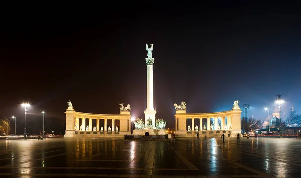 Régi Tér Emlékművel Éjjel Budapesten — Stock Fotó