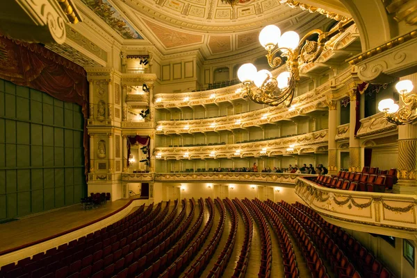 德累斯顿 12月28日 2014年12月28日在德国德累斯顿的塞姆珀歌剧院主大厅 歌剧院最初由建筑师Gottfried Semper建于1841年 — 图库照片