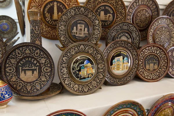 ウズベキスタンの市場で伝統的なお土産 — ストック写真