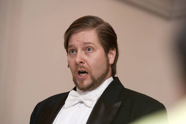 портрет молодого человека с бородой и усами