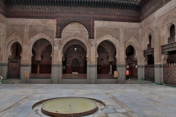 Fes Morocco Julho Escultura Ornamentada Nas Paredes Rebocadas Madeira Pátio — Fotografia de Stock