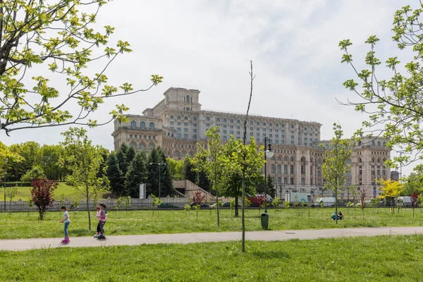 ルーマニアのブカレスト 2017年5月2日 ブカレストの公園イズヴォルは1985年に建設され 国会議事堂のすぐ隣にあります Casa Poporului — ストック写真
