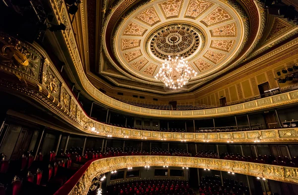 Riga, Letonya - 30 Nisan 2016: Letonya Ulusal Opera Binası Riga, Letonya. Ulusal Opera Binası 1863 yılında St. Petersburg mimarı Ludwig Bohnstedt tarafından inşa edilmiştir..