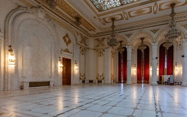 ルーマニアのブカレスト 2017年5月2日 ペンタゴンの後に世界第2位の政府ビルである議会宮殿 人民の家 の内部 — ストック写真