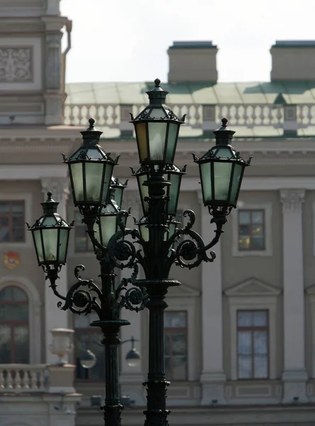 街の古い建物の背景にある街灯は — ストック写真