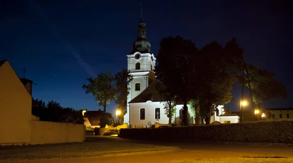 Христианская Церковь Европейском Городе Ночью Стоковая Картинка