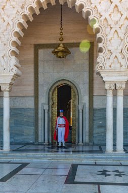 RABAT, MOROCCO - 30 Ekim 2008 'de Rabat, Fas' ta Kur 'an' ı okuyan İmam (Müslüman rahip). Anıt mezar turistler tarafından serbestçe ziyaret edilebilir..