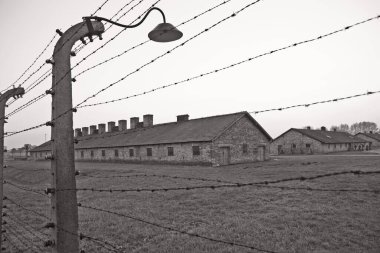 OSWIECIM, POLAND - 22 Ekim 2012 'de Polonya' nın Oswiecim kentinde eski bir Nazi imha kampı olan Auschwitz Kampı 1. Avrupa 'daki en büyük Nazi toplama kampıydı..