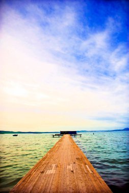 Gün batımında uzun deniz iskelesi