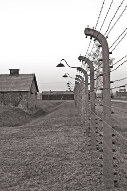 OSWIECIM, POLAND - 22 Ekim 2012 'de Polonya' nın Oswiecim kentinde eski bir Nazi imha kampı olan Auschwitz Kampı 1. Avrupa 'daki en büyük Nazi toplama kampıydı..