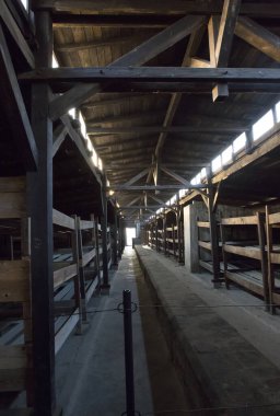 OSWIECIM, POLAND - 22 Ekim 2012 'de Polonya' nın Oswiecim kentinde eski bir Nazi imha kampı olan Auschwitz II 'deki kışla. Avrupa 'daki en büyük Nazi toplama kampıydı.. 