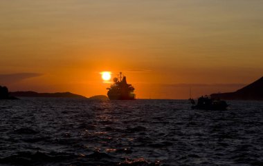 Hırvatistan 'da gün batımında tekne 