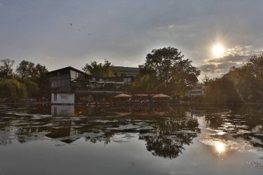 Köydeki gölün yansıması.