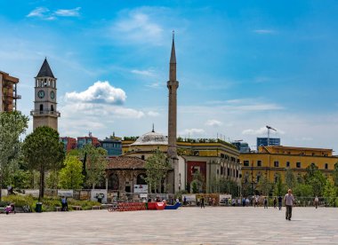 TİRAN, ALBANIA - 30 Mayıs 2018: Tiran, Arnavutluk 'un merkezindeki Skanderbeg Meydanı' ndaki Et 'hem Bey Camii.