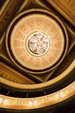 Riga, Letonya - 30 Nisan 2016: Letonya Ulusal Opera Binası Riga, Letonya. Ulusal Opera Binası 1863 yılında St. Petersburg mimarı Ludwig Bohnstedt tarafından inşa edilmiştir..
