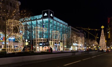 BERLİN, GERMANY - 26 ARALIK 2014: Batı Berlin 'de noel süslemeleri olan Kurtsfurster Caddesi.