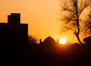 Özbekistan, Buhara 'da bir caminin üzerinde gün batımı