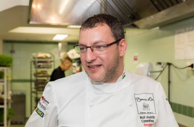 BUDAPEST, HUNGARY - 13 Ekim 2016: Andras Wolf 'un New York Cafe' deki yönetici şefi ve mutfağındaki Boxer Akademisi 'nin bir parçası olan Salon Restoranı, röportajını yapıyor.