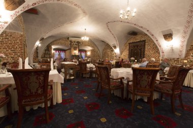 Ryn, Polonya - 12 Temmuz 2012: Polonya 'nın Ryn kentindeki Hotel Zamek Mazury' deki Bar (Masuria Castle Hotel).