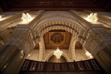 CASABLANCA, MOROCCO - 31 Ekim 2008 'de Casablanca' da Hasan II camiinin içi. Beyaz cami dünyanın en büyük camilerinden biri ve Fas 'taki tek gayrimüslim camii.