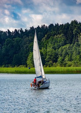 Gölde yelkenli tekne